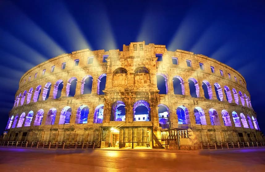 Pula: Pula Arena lit up at night